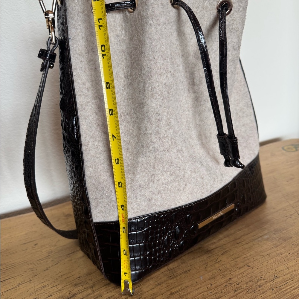 Brahmin Marlowe Bucket Bag. Unique Off White Wool and Dark Brown Crock. - Picture 12 of 15